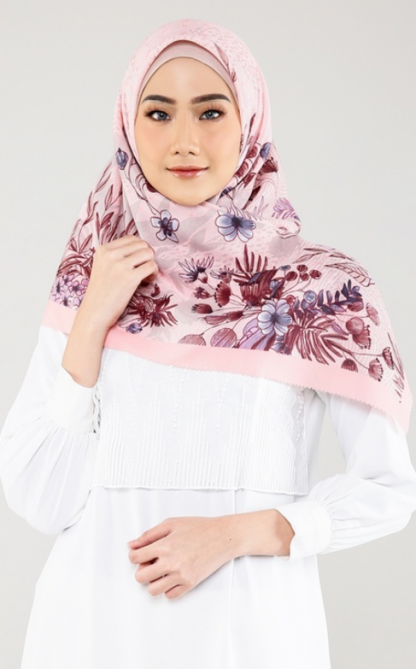 Hijab segi empat dengan motif bunga